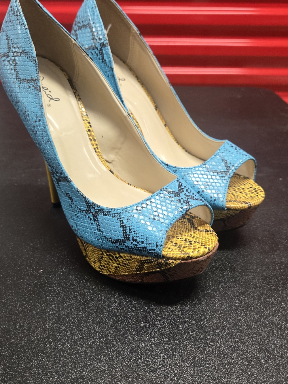 QUPID Sky Blue & Yellow Snake-Print Peep-Toe Pumps Size 7.5 Woman